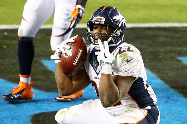 CJ Anderson corrió una yarda para anotar el 24-10 de Denver.