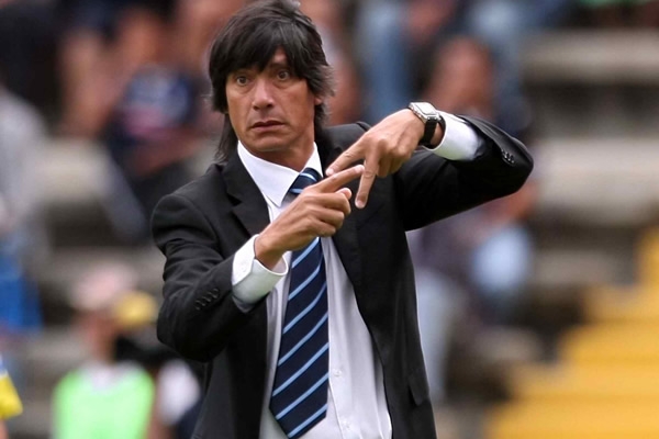 Comizzo dando instrucciones a sus jugadores