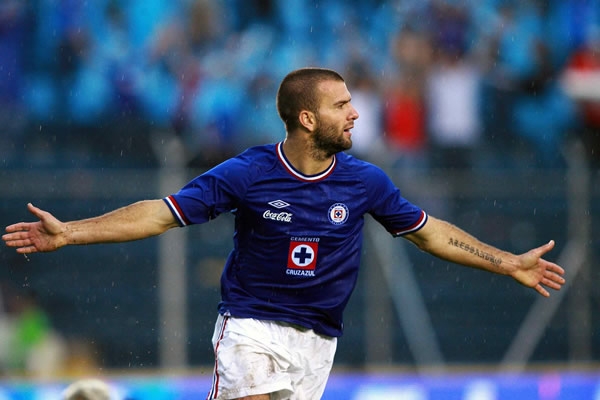 Con fortuna, Villa marcó el 2-0