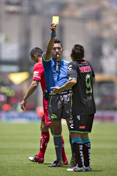 Daniel Villalva se pintó de amarillo por una dura falta.