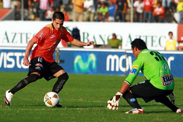 Danilinho estrelló este balón en el Mostro