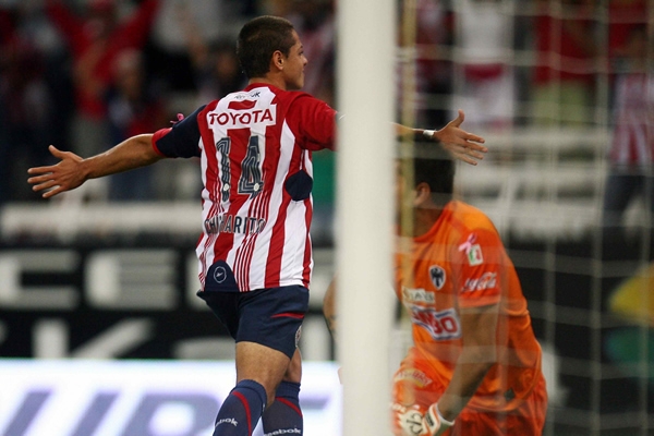 De cabeza, Chicharíto vacunó a Monterrey