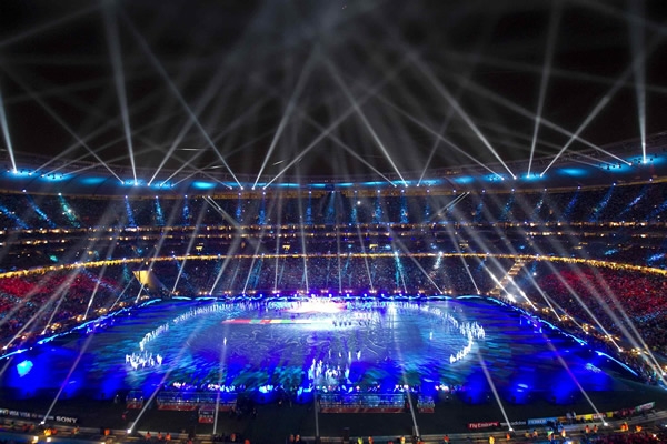 Decenas de reflectores en el campo