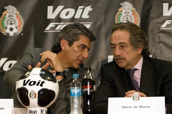 Decio escucha la ventajas del nuevo balón.