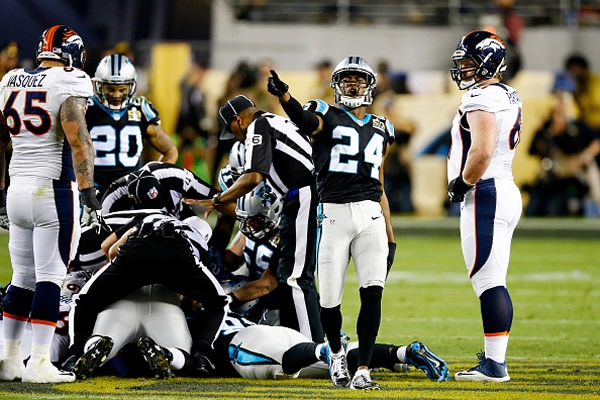 La defensa de Carolina respondió y provocaron fumble de Peyton.