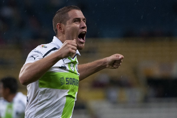 El defensa Figueroa resuelve su error del penal en favor de Atlas.