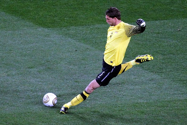 Despeje largo de Stekelenburg.