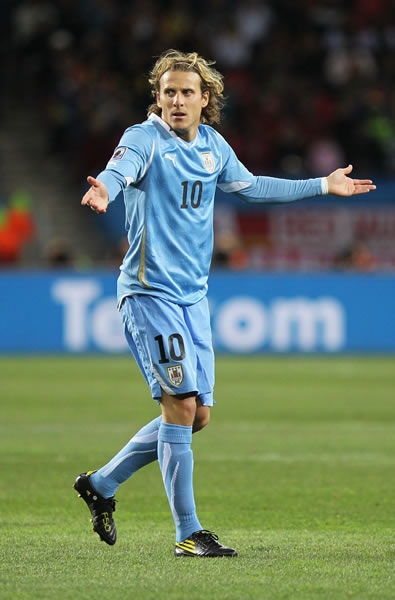 Diego Forlán reclama a sus compañeros