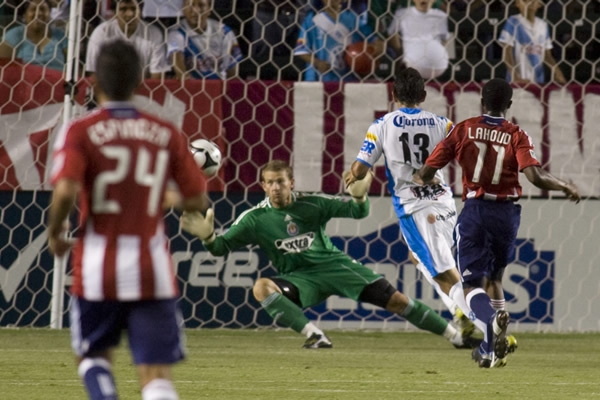 Disparo de Álvaro González para el 2-0
