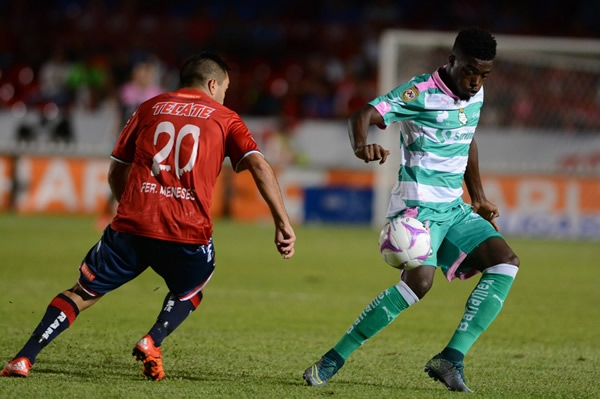 Djaniny metió el primero de Santos.