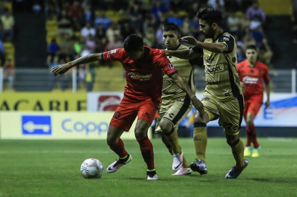 Dorados buscaba controlar el balón a media cancha.