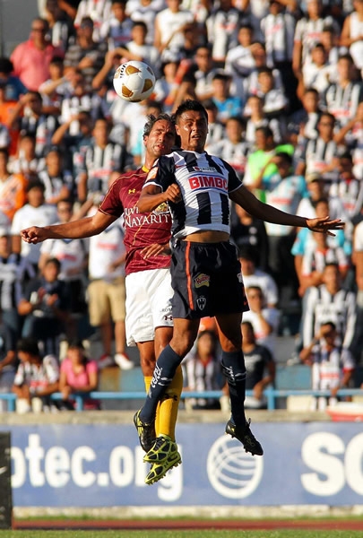 Duelo aereo en el partido Monterrey - Estudiantes