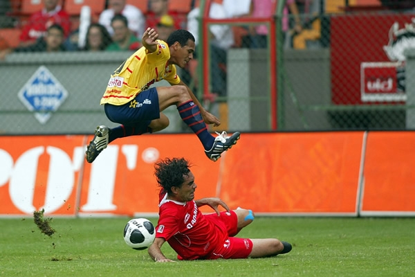 Dueñas se barre para detener a Aldo Leao