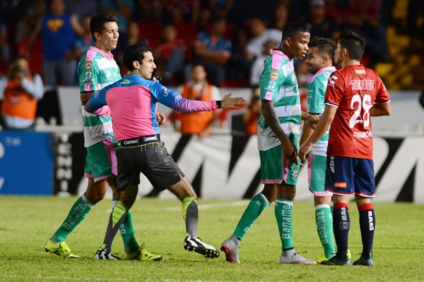 El árbitro tuvo que aplacarlos con amonestaciones.