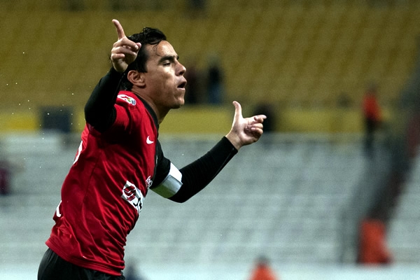 El ariete mexicano hace vibrar a la afición rojinegra.