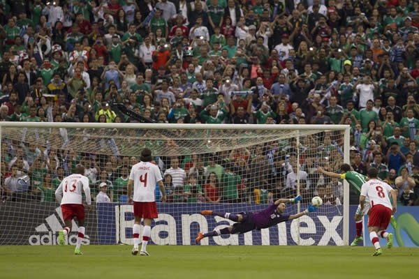 El arquero Milan Borjan no pudo detener el disparo.