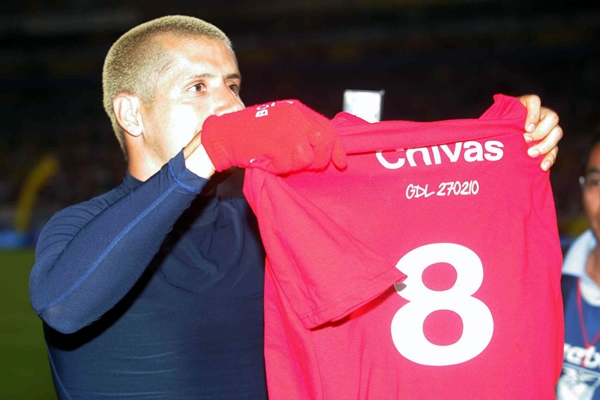 El Bofo porta con orgullo l aplayera de los 8 triunfos.