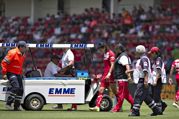El calor azotaba sobre la cancha del Toluca.