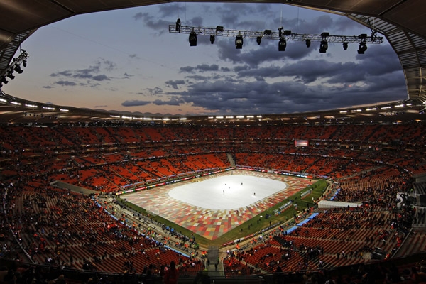 El campo se cubrió con una enorme lona