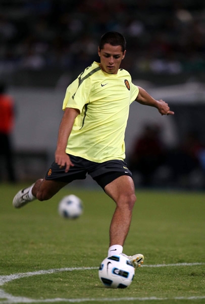 El Chicharito afina su endiablada puntería.