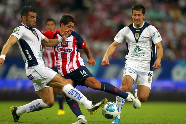 El Chicharito falló un penal al final del juego.