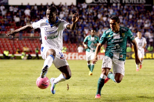 El colombiano controló con autoridad la esférica.