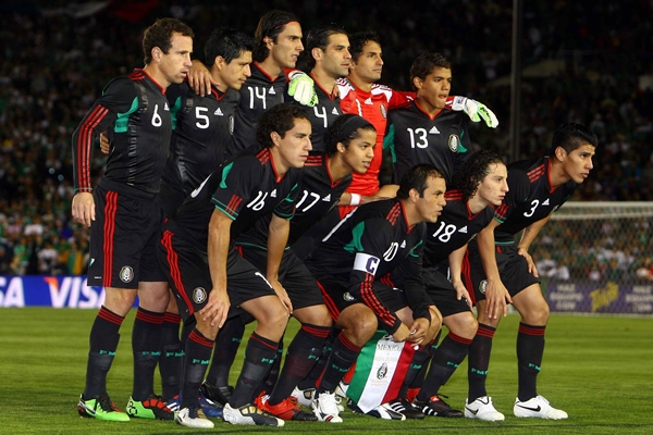 El elegante uniforme negro lució.