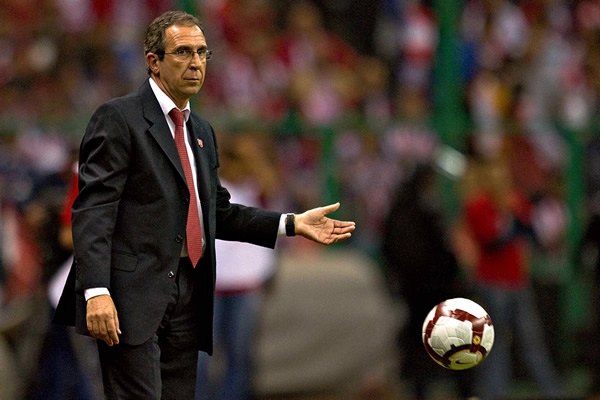 El entrenador de la U, siempre atento