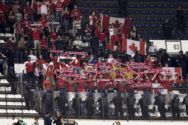 El equipo de Canadá no estuvo solo.