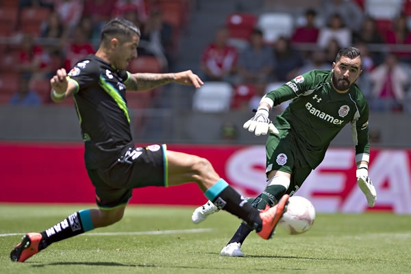 El escualo tuvo pocas llegadas en la primera mitad.