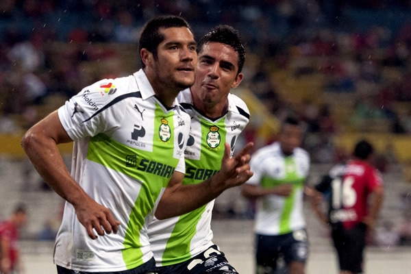 El ex jugador de la Máquina metió a tiempo la pierna ante el pase Quintero.