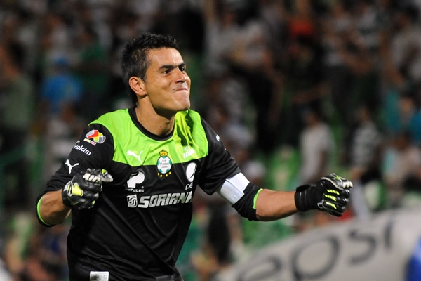 El guardameta albiverde, festejó a la distancia.