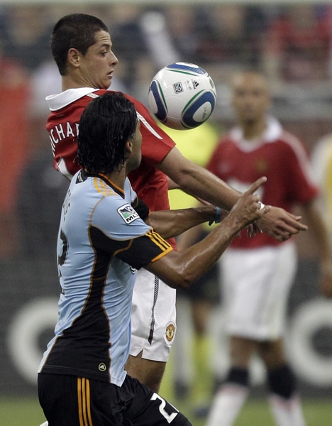 El momento en que el Chicharito baja el balón