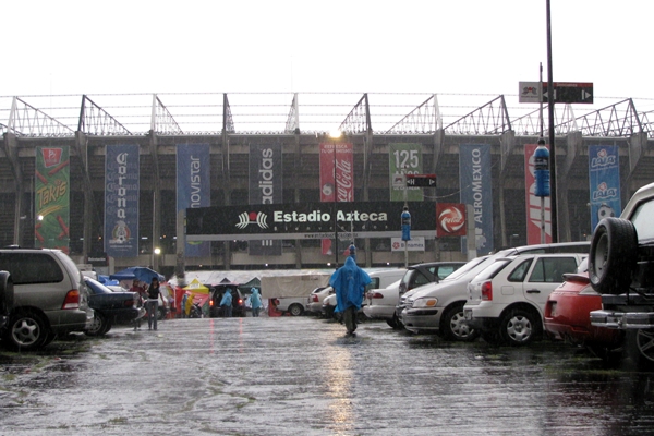 El panorama en el Azteca aún es frío pero por la lluvia.