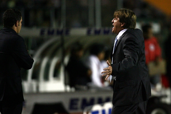 El Piojo perdió la cebeza al final del encuentro.