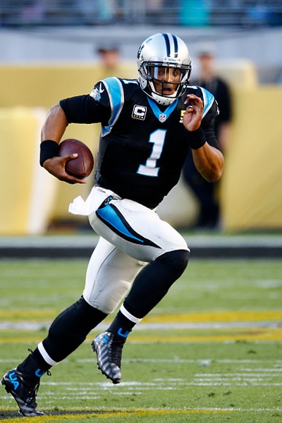 El QB de Carolina comenzó a mover las cadenas en el 2Q.