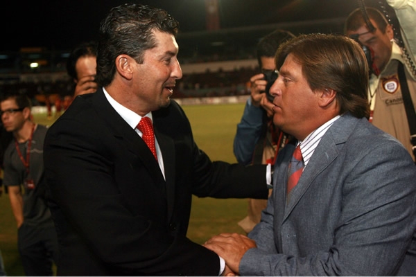 El saludo amistoso de los técnicos