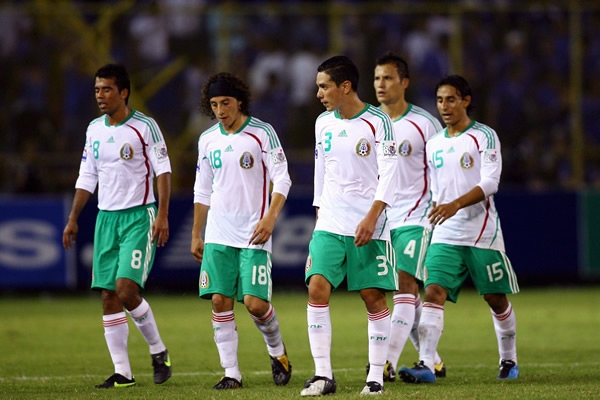 El Salvador 1-0 México al medio tiempo.