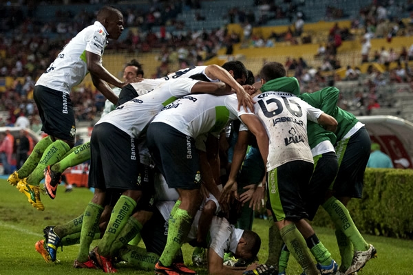 El Santo entierra una parte de la dignidad Atlista.