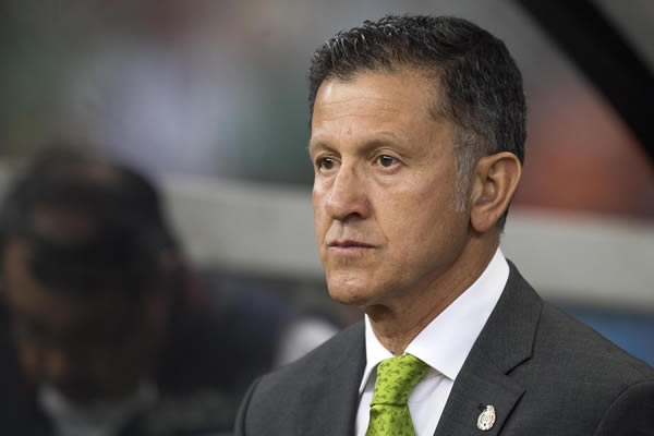 El técnico de la Selección Mexicana muy atento a su equipo.