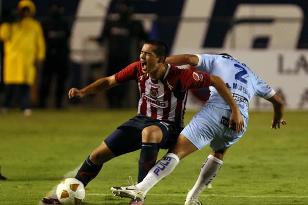 En el partido también hubo duras entradas