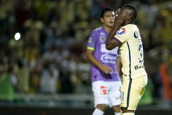 En el primer tiempo, Darwin falló todo.