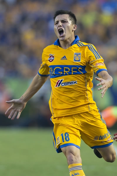 En la segunda mitad, Torres se va expulsado.