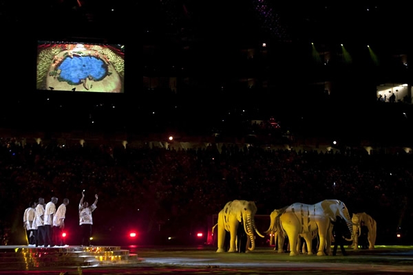 Enormes paquidermos de plástico entraron a la cancha.