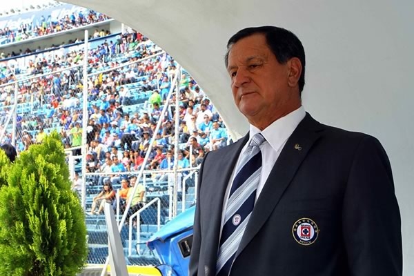 Enrique Meza pensativo antes del partido