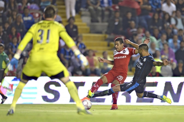 Ernesto Vega quería arrancar por la banda derecha.