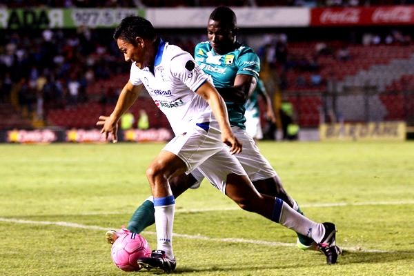 Escalante es intenso en la zaga queretana, León es peligroso.