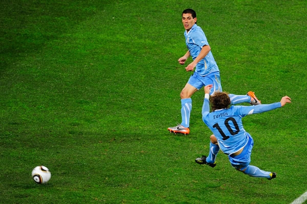 Espectacular remate y golazo de Forlán
