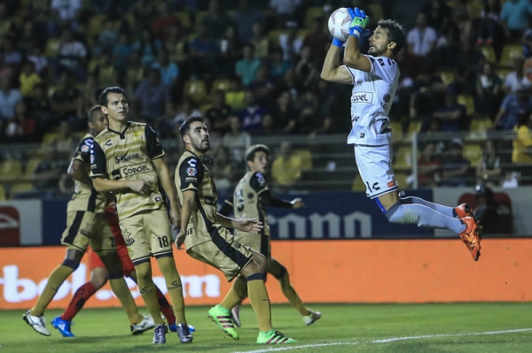 Un espectacular vuelo de Luis Michel frenó un ataque de Morelia.