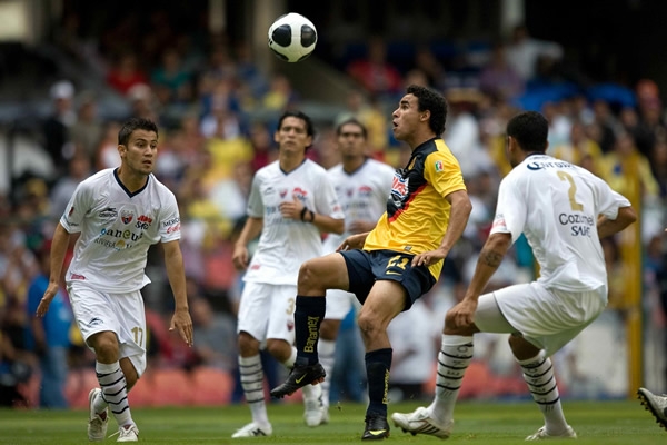 Esqueda buscando pasar la defensa de los Potros